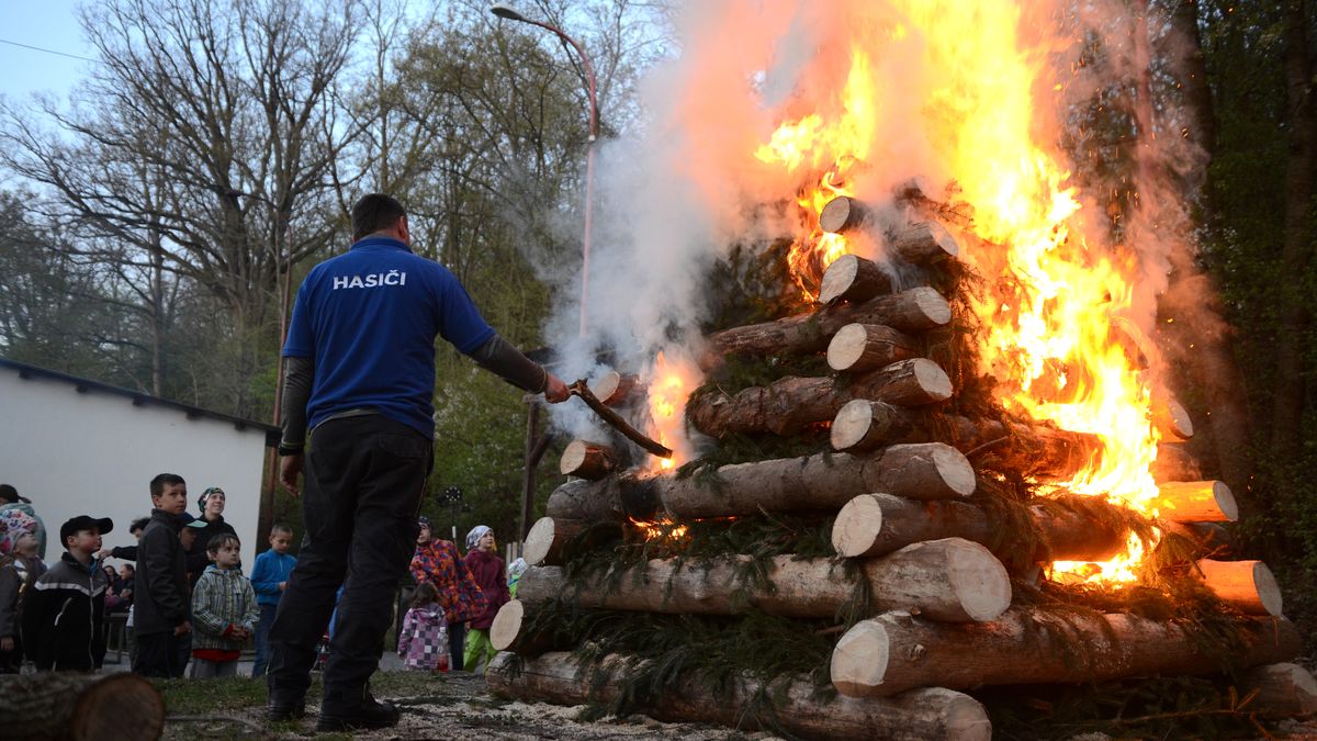 Po celém Česku vzplály v neděli ohně, lidé pálili čarodějnice